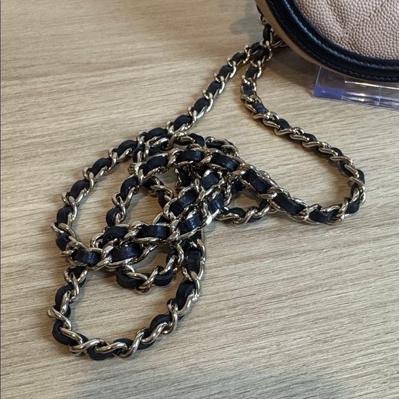 Chanel round filigree crossbody mini bag - Picture 4 of 9